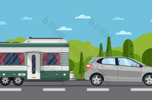 路旅行海报和装有向上开的后车门的小轿车汽车和拖车