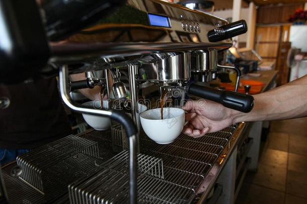 手咖啡馆准备咖啡的员工做咖啡豆从专业的机器,精心选择的FaroeIslands法罗群岛