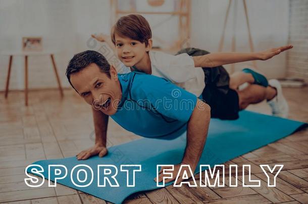 父亲和儿子是做一健身房.运动家庭.