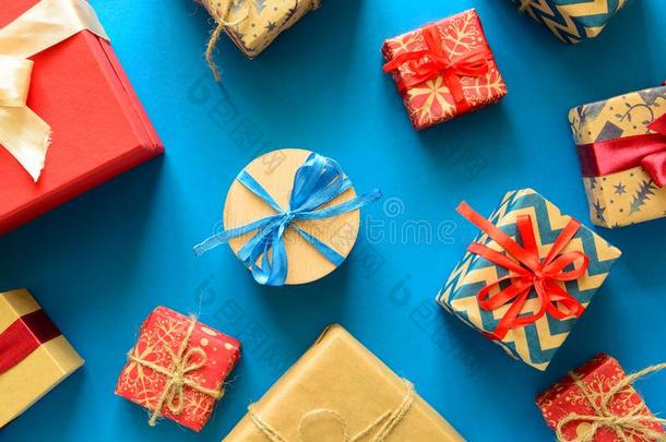 顶看法向圣诞节礼物有包装的采用赠品纸装饰和