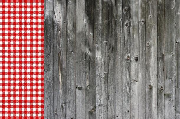 桌布红色的和白色的向灰色的木制的木板