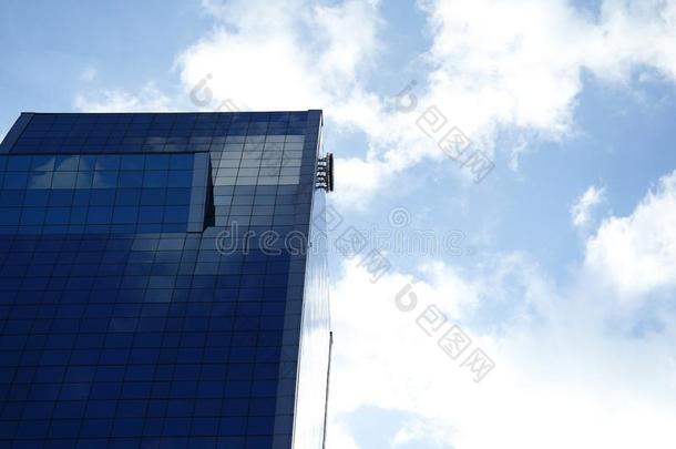 低的角看法关于摩天大楼商业办公室和蓝色天,int.轻微的感叹词