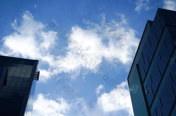 低的角看法关于摩天大楼商业办公室和蓝色天,int.轻微的感叹词
