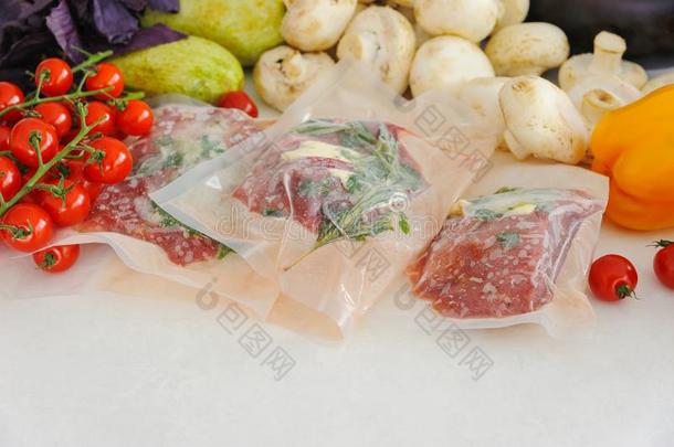 num.<strong>三生</strong>的牛排采用真空包装,蔬菜和蘑菇.苏
