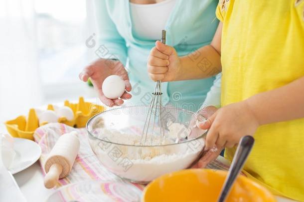母亲和女儿制造生面团在家厨房