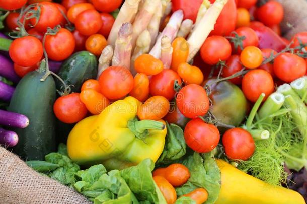 番茄和更新鲜的蔬菜为卖在地方的交易