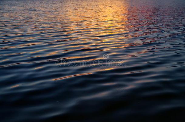 质地关于水.日落水和金色的反映.