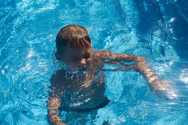 溺水小孩进入中游泳水池水.年幼的男孩