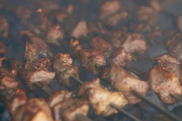 烤的烤腌羊肉串烹饪术向金属串肉杆.barbecue吃烤烧肉的野餐新鲜的牛肉肉