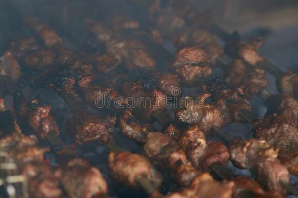 烤的烤腌羊肉串烹饪术向金属串肉杆.barbecue吃烤烧肉的野餐新鲜的牛肉肉