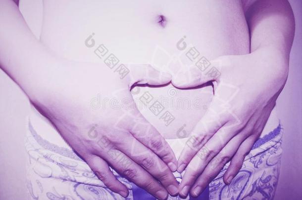 可爱的5一星期怀孕的肚子关于一第一-时间年幼的母亲
