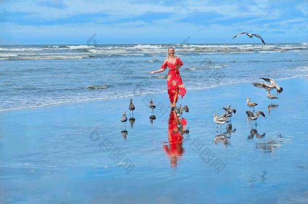 海滩假期.女人跑步向海滩在旁边海和海gulls.