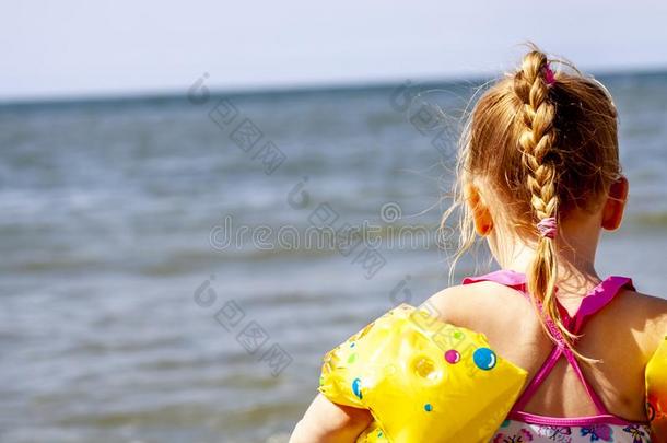 幸福的小的女孩和弗洛蒂丝弗洛蒂丝准备的向游泳采用Thailand泰国
