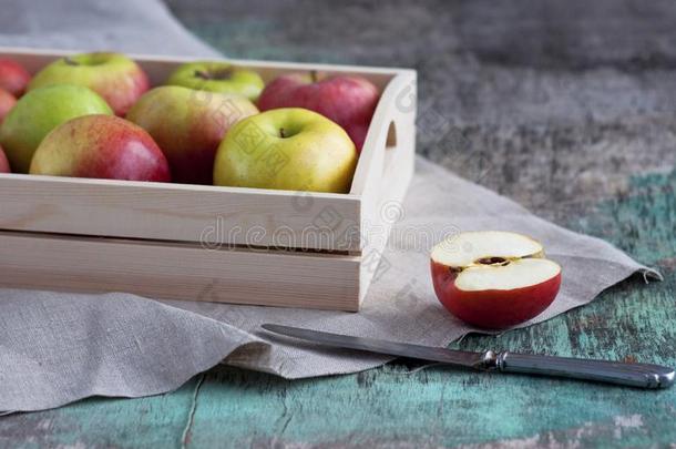 新鲜的苹果采用一tr一y向一木制的b一ck英语字母表的第7个字母round.苹果一re红色的,英语字母表的第7个字母