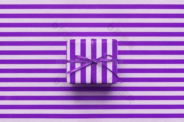 紫罗兰赠品盒向紫色的有条纹的包装材料纸.