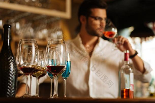 精心<strong>选择</strong>的集中关于眼镜和不同的<strong>类型</strong>关于葡萄酒