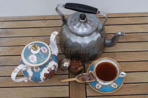 冠捷关于一老的水壶和茶壶,茶杯,茶水鼓吹者