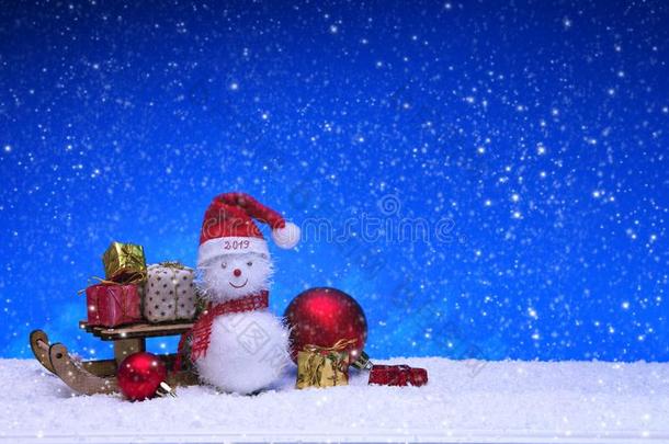 雪人和圣诞节礼物向指已提到的人雪橇和下雪.
