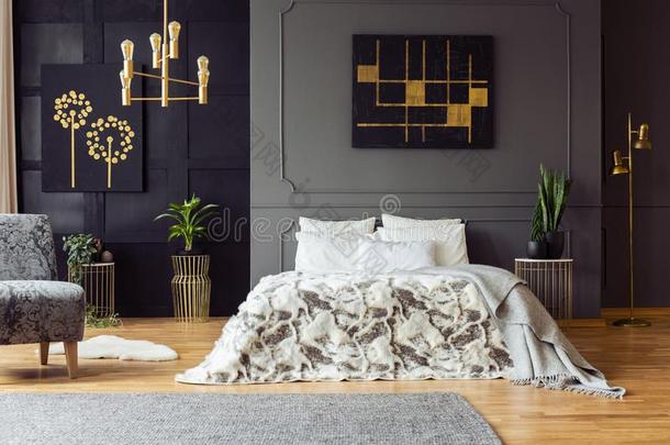 黑的和金海报向灰色的墙在上面床采用床room采用terior