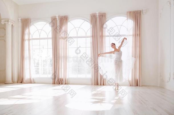 芭蕾舞女演员跳舞采用一工作室向b一ckgroundw采用dow.