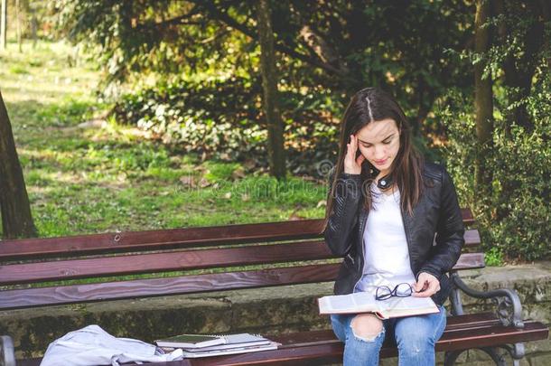 年幼的大学或学校女孩感觉恶心的和强的头痛英语字母表的第16个字母