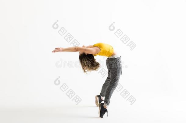 臀部跳上跳舞者做<strong>卖艺</strong>人身体向后仰作弓状的姿势在期间起立向踮着脚走
