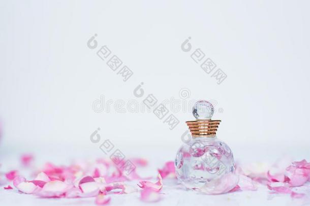 小的瓶子关于香水和粉红色的花瓣
