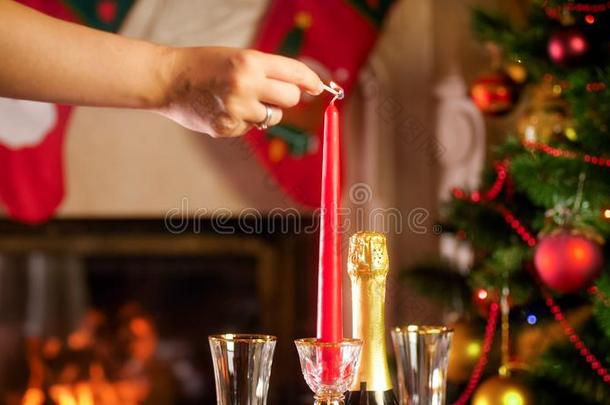 特写镜头影像关于年幼的女人照明在上面蜡烛向圣诞节<strong>喧闹</strong>声