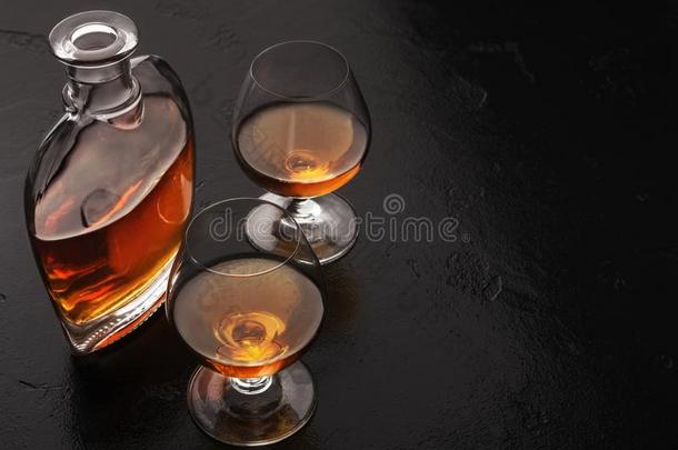 两个眼镜关于白兰地酒或白兰地酒的一种和瓶子向黑的