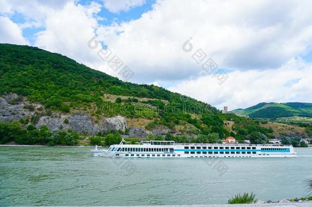 大的巡游船向多瑙河河和山采用背景.