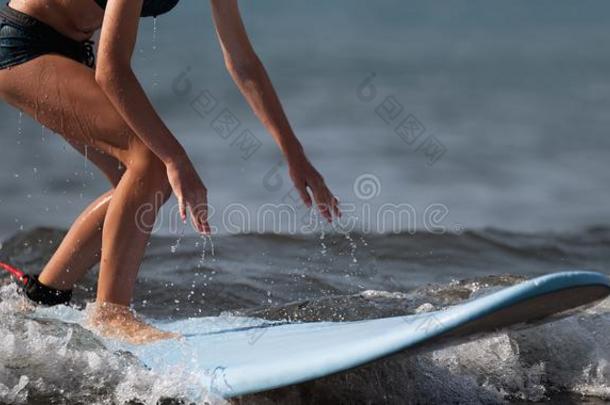 一女人学习向海浪向指已提到的人波浪