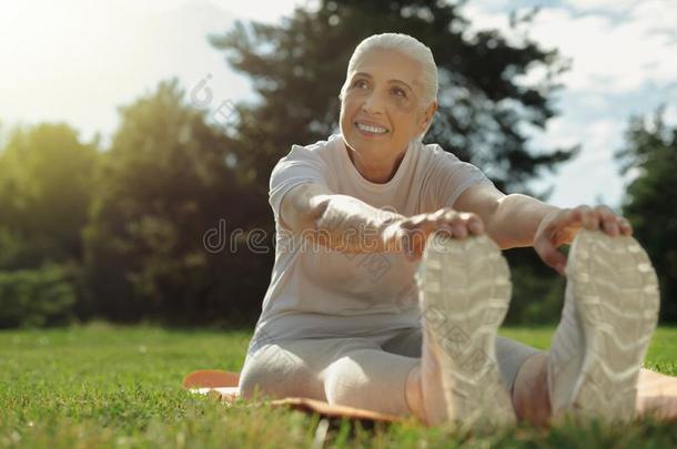 积极的有思想的女士享有锻炼在户外