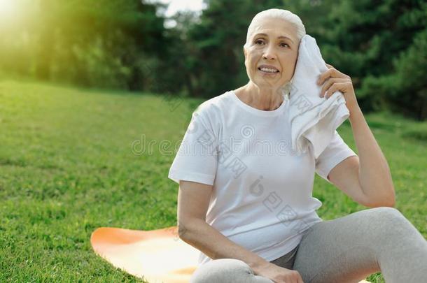 耗尽的退休的女人充电她电池后的锻炼