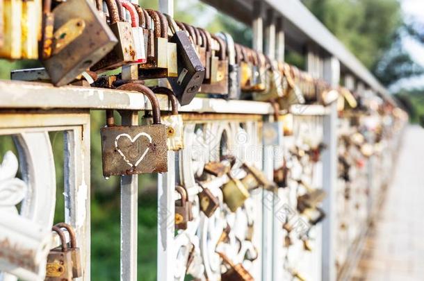 红色的心挂锁上锁的向栅栏.锁采用形状关于心同样地symbol符号