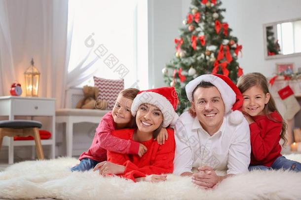 幸福的双亲庆祝圣诞节和孩子们