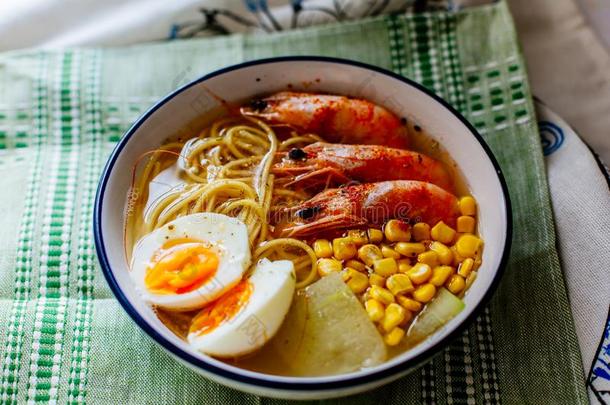亚洲人食物,拉面面条<strong>汤</strong>和对虾,谷物和鸡蛋采用白色的