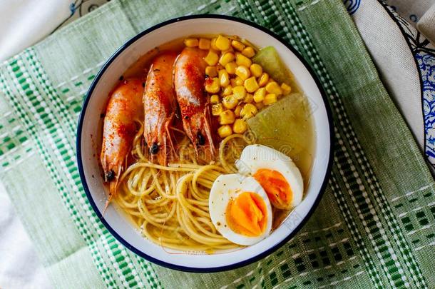 亚洲人食物,拉面面条汤和对虾,谷物和鸡蛋采用白色的