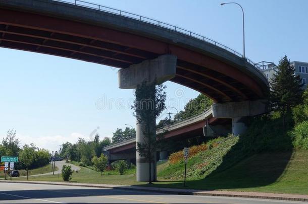 弧形的公路立交桥,倾斜的,看法从较低的