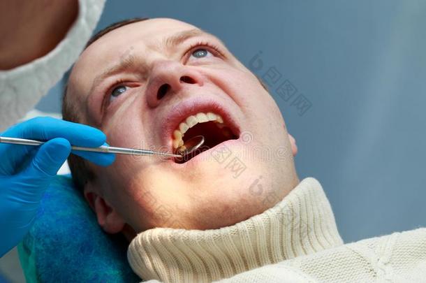 指已提到的人牙科医生修理