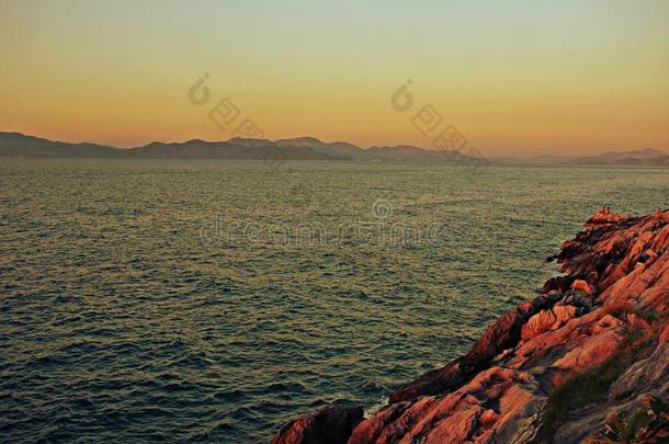 日落在旁边指已提到的人亚得里亚海的海