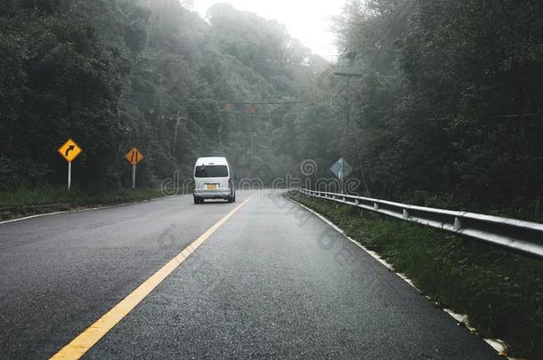 看法关于绿色的小山和树.看法s关于山和建筑物