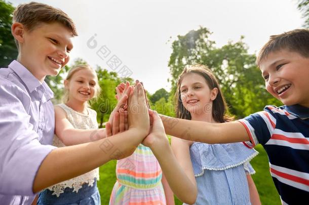 组关于幸福的小孩制造高的num.五在户外