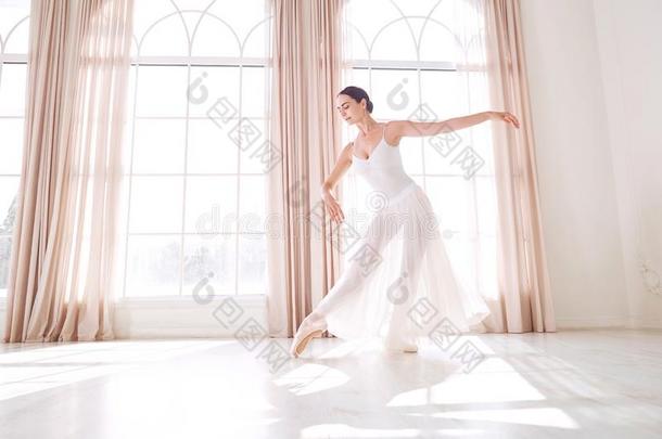 芭蕾舞女演员跳舞采用一工作室向b一ckgroundw采用dow.