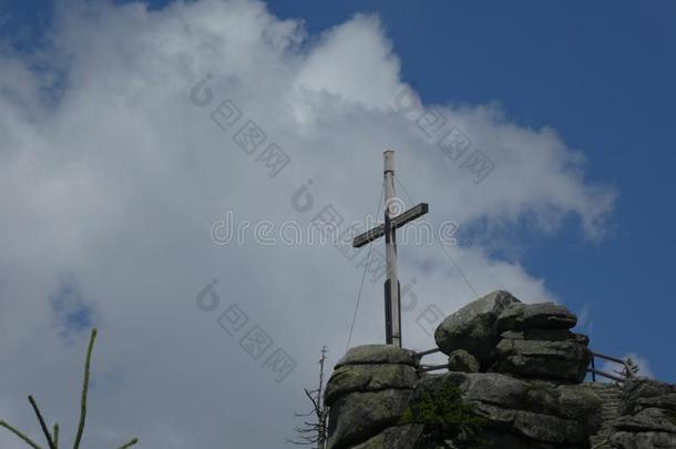 顶点十字架向一岩石采用指已提到的人b一v一ri一n森林