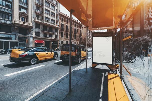 广告牌假雷达向公共汽车停止,出租车向指已提到的人左边的