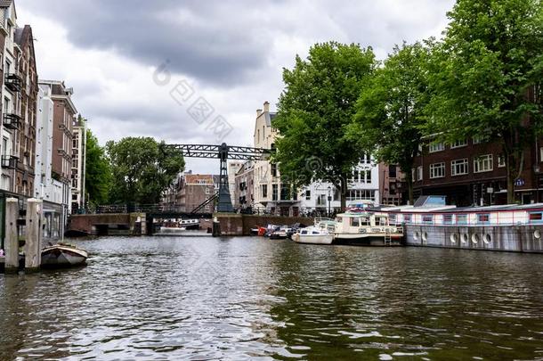 阿姆斯特丹,荷兰-11六月2018-可发货运河采用指已提到的人市民