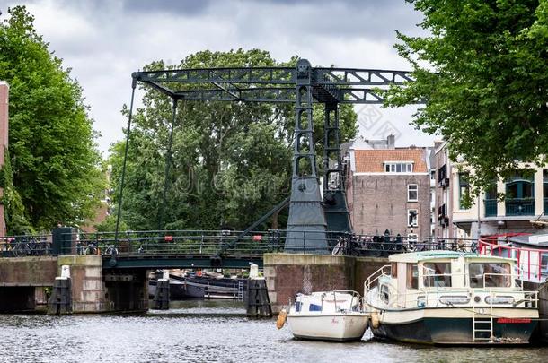 阿姆斯特丹,荷兰-11六月2018-可发货运河采用指已提到的人市民