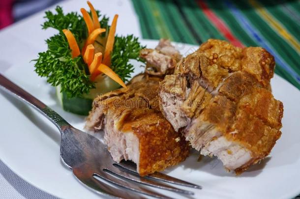 传统的菲律宾人食物-炭火<strong>烤乳猪</strong>卡瓦利