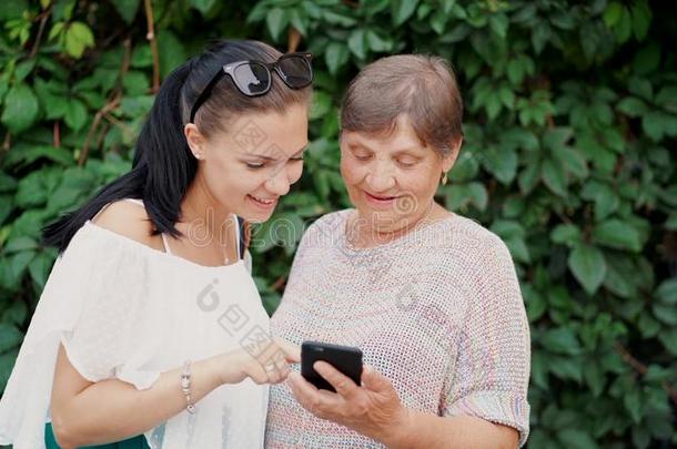 孙女给看老的祖母某物采用智能手机,茶水