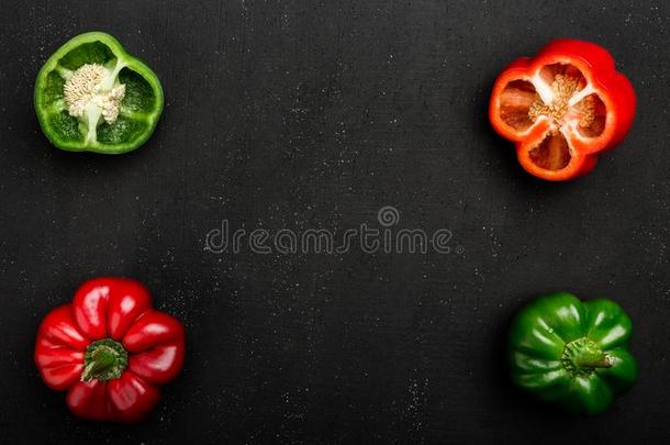 有<strong>营养</strong>的红色的和绿色的辣椒属植物胡椒粉,全部的和将<strong>切开</strong>采用一半的